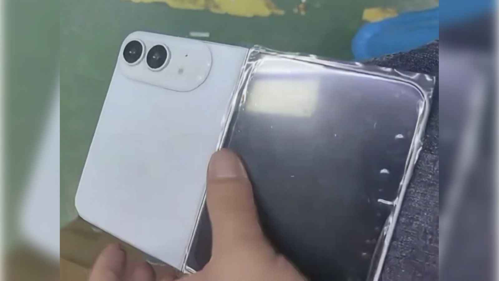 疑似首款可折叠 iPhone 的白色版本模型机曝光