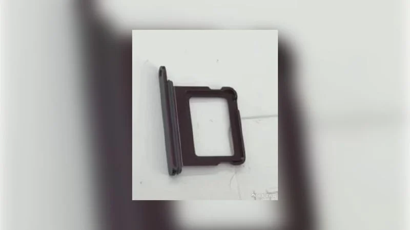疑似 iPhone 18 Pro 的 SIM 卡托曝光：有深樱桃红色？